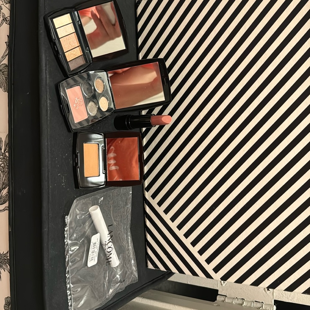 A brand new Lancôme make up set- 1 blush, 1bronzer, 1 eyeshadow, 1 lipstick.
